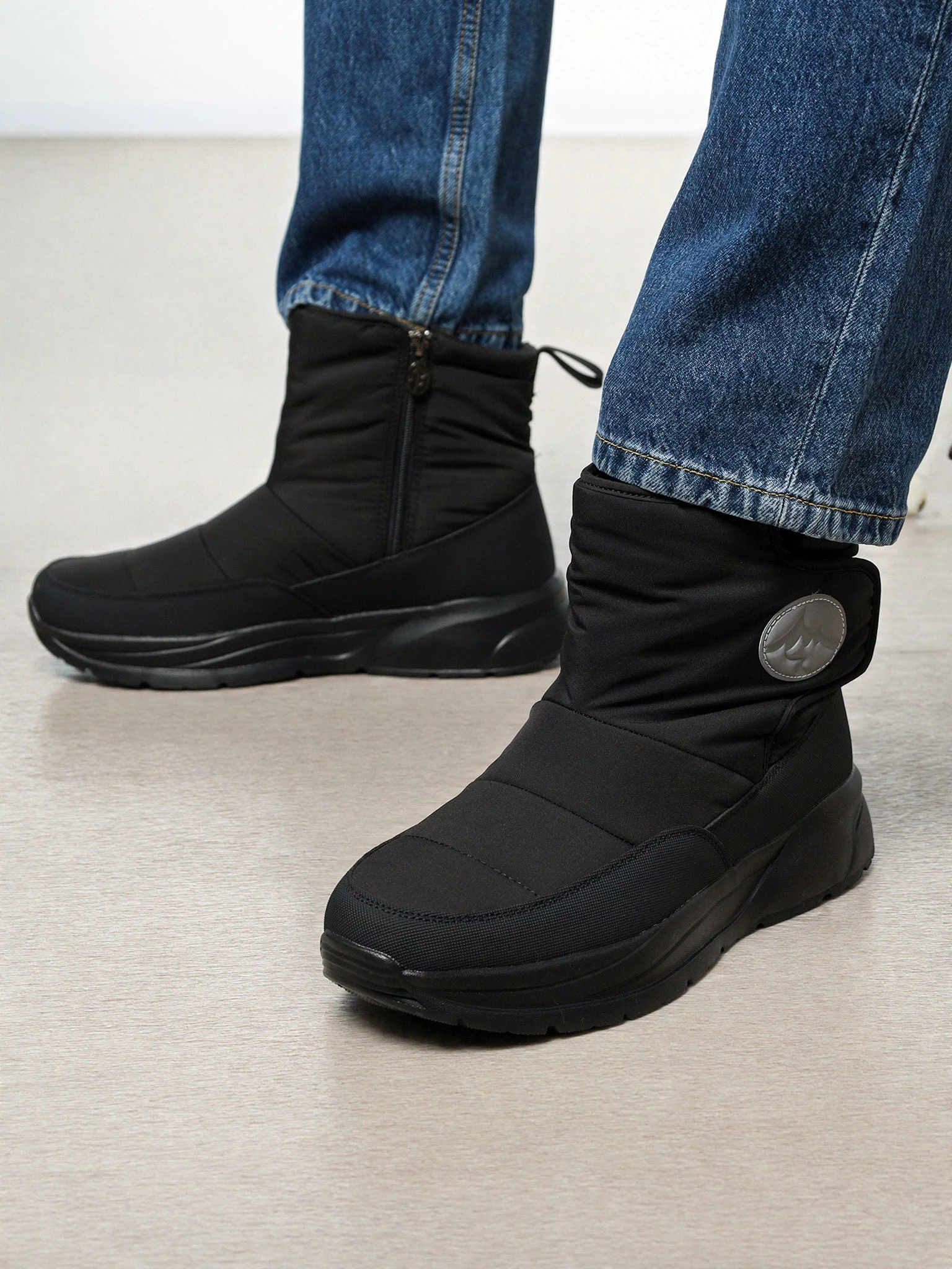 Дутики текстильные черного цвета на средней подошве